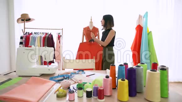 小企业服装店年轻的亚洲妇女在橱窗服装店准备衣服视频的预览图