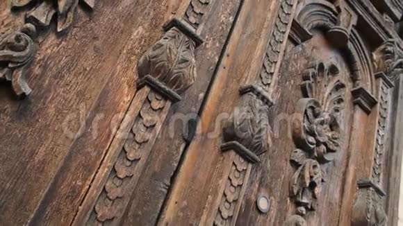 一座美丽的古建筑的一扇旧木门的幻灯片木质结构的门关门视频的预览图