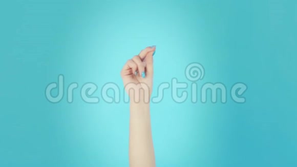 女人的手在蓝底上拍下手指视频的预览图