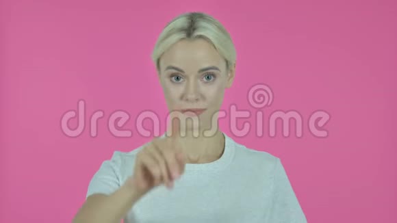 年轻女子在镜头前指着粉色背景视频的预览图