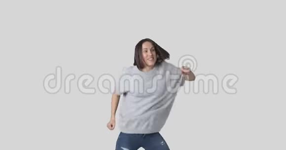 漂亮的女人在白色背景下跳舞唱歌视频的预览图
