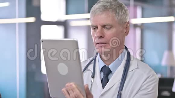 中年医生在平板上进行视频聊天的画像视频的预览图