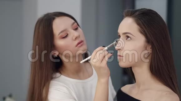 化妆师和顾客化妆时的肖像视频的预览图