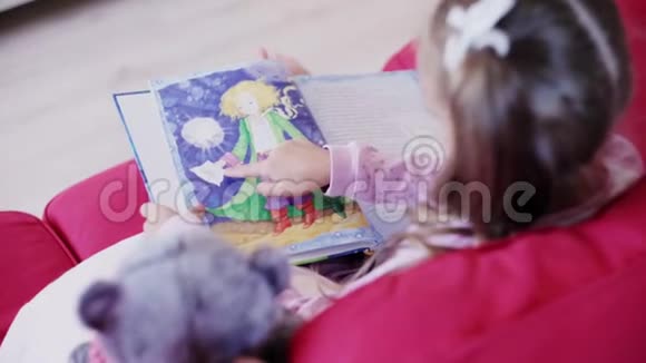小可爱的孩子正在看书视频的预览图