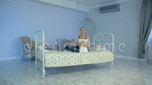 在床上唱歌的女人视频的预览图
