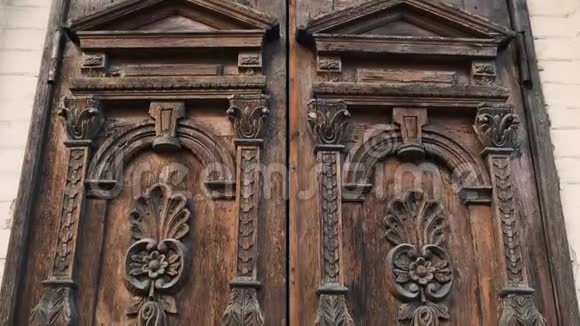 一扇古老的木门向一个美丽的古老地方倾斜木质纹理门视频的预览图