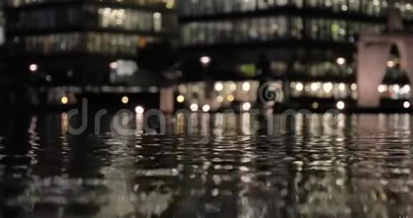 反映在喷泉水中的办公楼视频的预览图