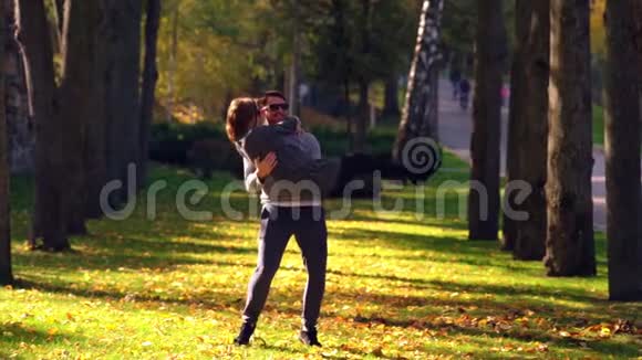穿灰色毛衣的男人抱着女友视频的预览图