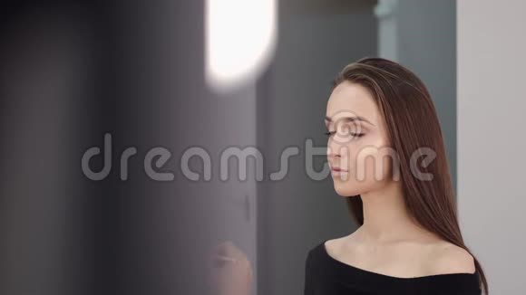 年轻女士在沙龙化妆过程中的肖像视频的预览图