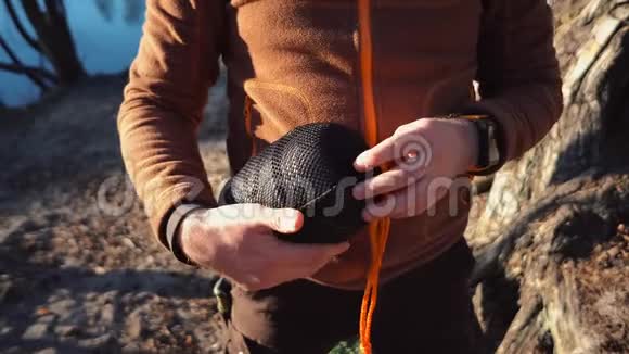 主题旅游徒步旅行和自然旅游高加索男人用装备在外面做饭旅游景点视频的预览图