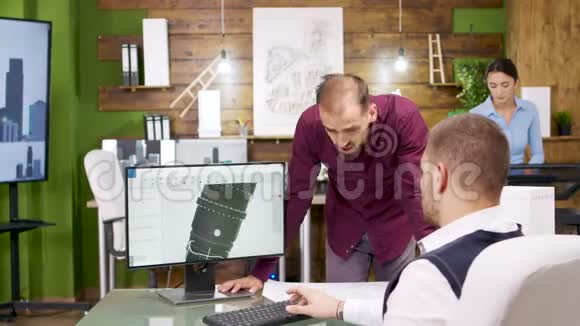 建筑工程师在商业建筑的加热涡轮机上工作视频的预览图