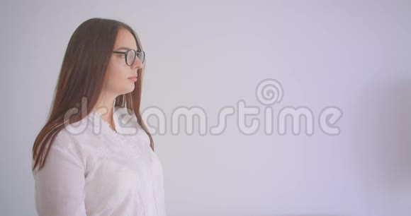 戴眼镜的白种人年轻女性的特写镜头她的手臂交叉在胸前视频的预览图