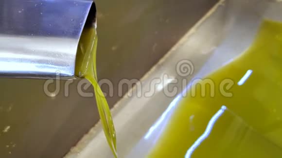 绿色油磨行业萃取机特纯油液流动视频的预览图