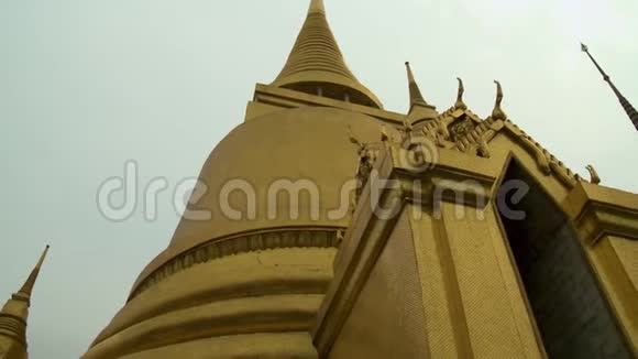 泰国美丽的塔楼翡翠寺视频的预览图