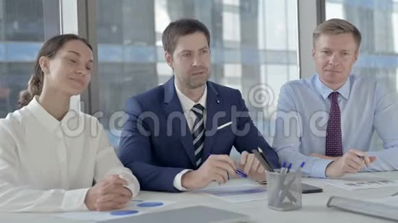 中年商务人士介绍办公桌位视频的预览图