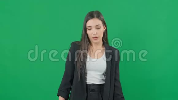快乐的成功女商人带着文件在色彩斑斓的绿色屏幕背景上跳舞视频的预览图