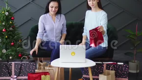 两个女朋友考虑在网上商店购物视频的预览图