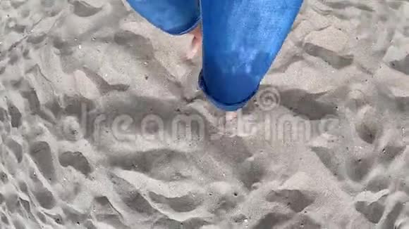 在沙滩上漫步的女孩的黑影视频的预览图