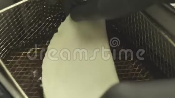 厨师用热油炸Cheburek在面团里煎羊肉视频的预览图