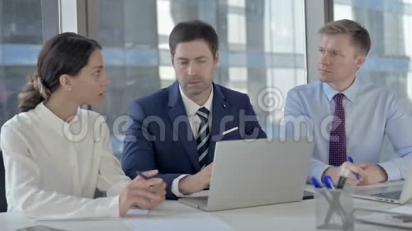 商务人员通过笔记本电脑分享报告并在办公桌上制作文件视频的预览图