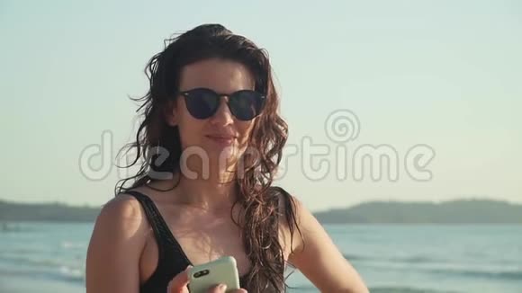 快乐的女人打电话在海滩上聊天视频的预览图