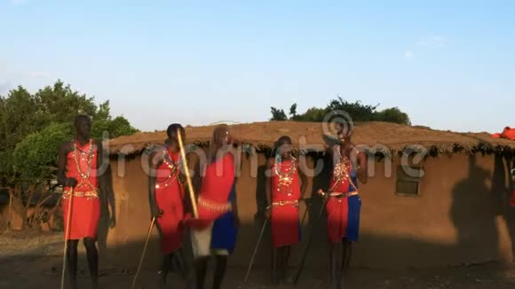 在马赛马拉附近的一个村庄里五个马赛人在唱歌和跳跃视频的预览图