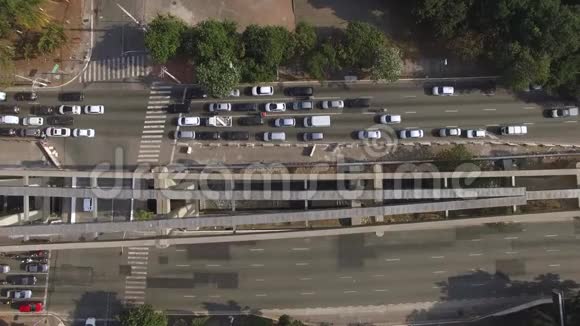 高空俯视交通堵塞巴西圣保罗市视频的预览图