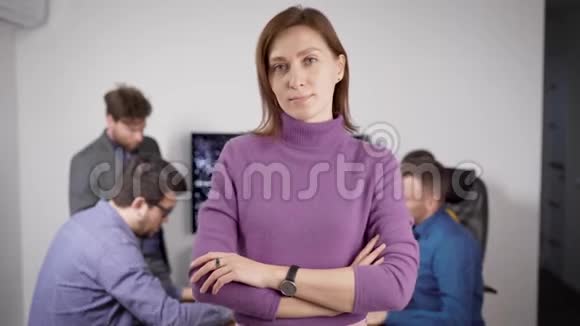 一个年轻女人的肖像在同事或朋友的背景下讨论一些事情视频的预览图