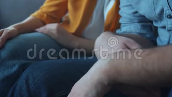 在家吵架后男女双手相握表达爱意视频的预览图