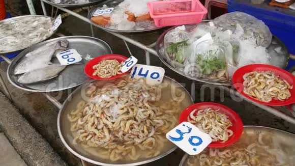 在当地市场销售的海洋产品从以上鲜香海鲜在冰上与价格上架市场螃蟹视频的预览图