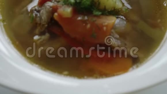 土豆和蔬菜的烤羊肉汤温泉汤视频的预览图