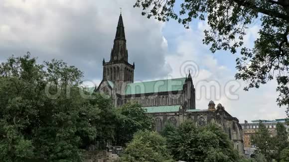 格拉斯哥大教堂也被称为格拉斯哥的HighKirkStKentegerns或StMungos大教堂后面的树木视频的预览图