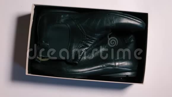 黑色破旧的鞋子折叠在一个盒子里视频的预览图