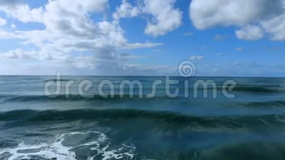 飞越波浪运动飞越深蓝色海水海洋地平线云天视频的预览图