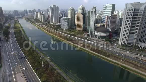 巴西圣保罗边缘皮涅罗斯大道和松树河视频的预览图