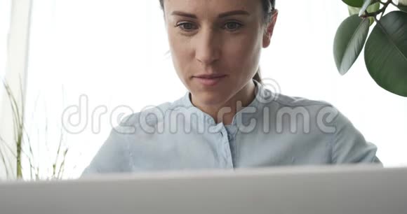 令人惊讶的千禧一代女人看着笔记本电脑视频的预览图