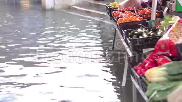 在洪水泛滥的城市出售水果视频的预览图