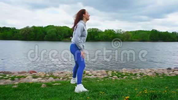灵活运动的年轻女子站在桥上视频的预览图