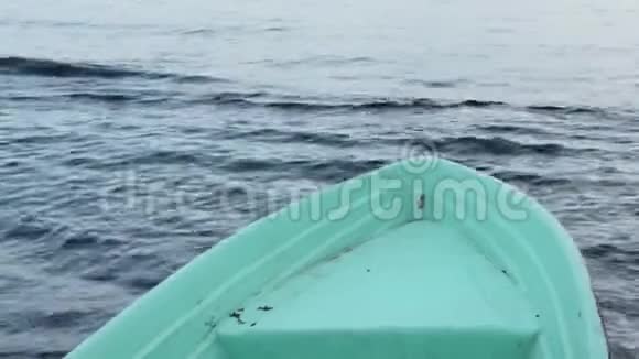 一艘渔船在海边平静的海面上背景是海浪视频的预览图