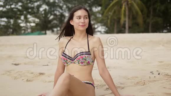 快乐的女性在热带沙滩上晒日光浴视频的预览图