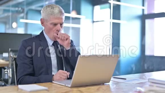 生病的中年商人在办公室咳嗽视频的预览图
