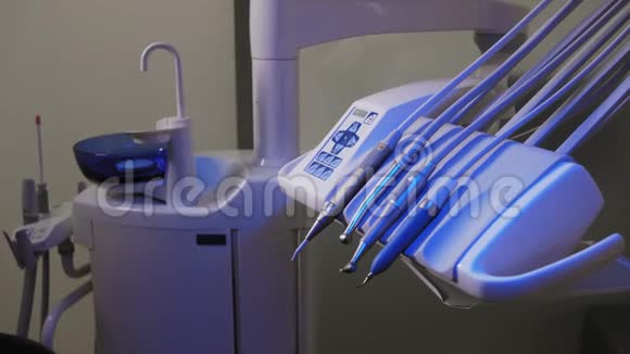 牙科医生的工作场所有牙科设备和椅子特写视频的预览图