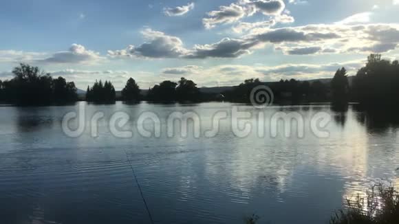 斯洛伐克班斯卡比什特里卡巴丁附近美丽的鱼池树在水中反射钓鱼的地方阳光普照视频的预览图