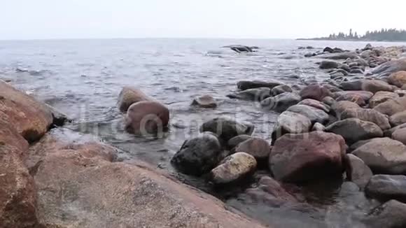 瑞典岩石海侧北冷海波和多云的灰色景观视频的预览图
