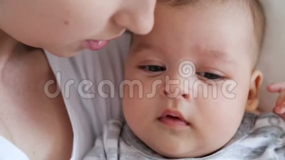 母亲亲吻新生儿视频的预览图