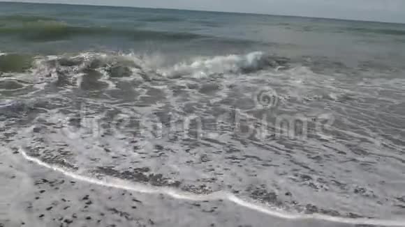 夏季热带海域的沙质海滨有白色泡沫的巨浪视频的预览图
