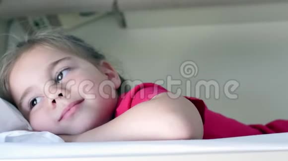一个小女孩在开车时往窗外看视频的预览图