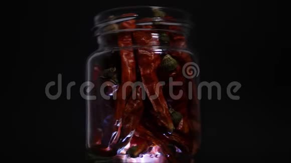干辣椒和红辣椒在亚洲厨房用的受赠辛辣调味品中视频的预览图