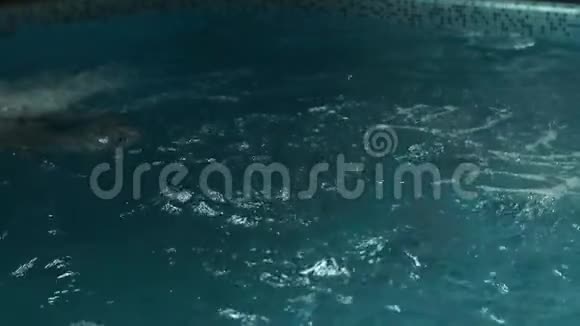 在游泳池里的人游泳的样子视频的预览图
