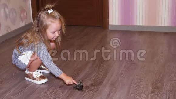 一个小女孩孩子触摸一只巨大的活的热带蝴蝶在室内在公寓里检查它尤利西斯视频的预览图